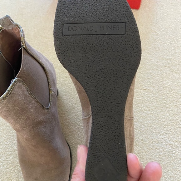 Donald J Pliner Dillon-On ankle wedge booties size 8.5 in Taupe oily suede color - Picture 4 of 9